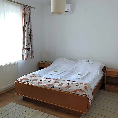 Zoeldteto Panzio 住宿加早餐酒店 巴拉顿菲赖德